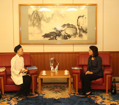 中国大使館を表敬訪問し江婉大使夫人と会見